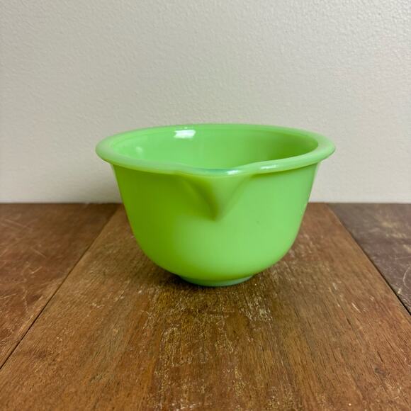 VTG 1940s McKee Green Vaseline Uranium Jadeite Milk Glass 6 inch Mixing Bowl - Picture 5 of 9